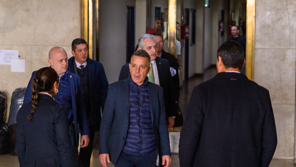 Alberto Fernández llegó a Comodoro Py para ser indagado en la causa de los seguros