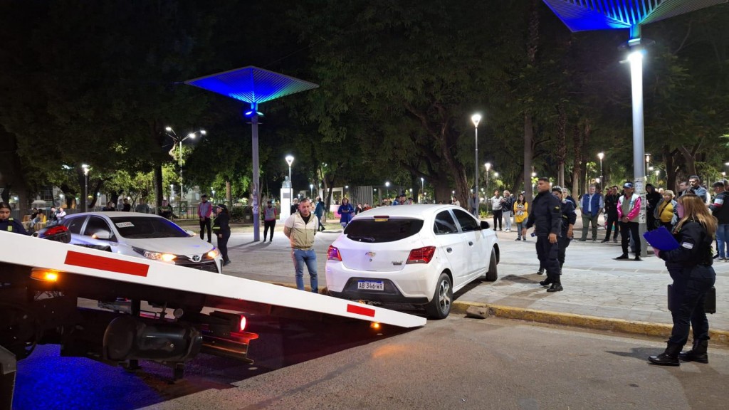 Borracho, chocó con su auto en plena plaza 25 de Mayo