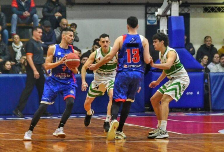 Villa y Hindú mano a mano por título