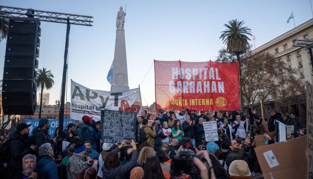 Los médicos y trabajadores del Hospital Garrahan marcharon a Plaza de Mayo en reclamo de mejoras salariales