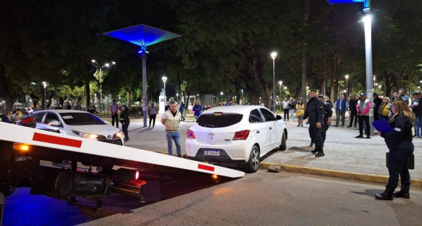 Borracho, chocó con su auto en plena plaza 25 de Mayo