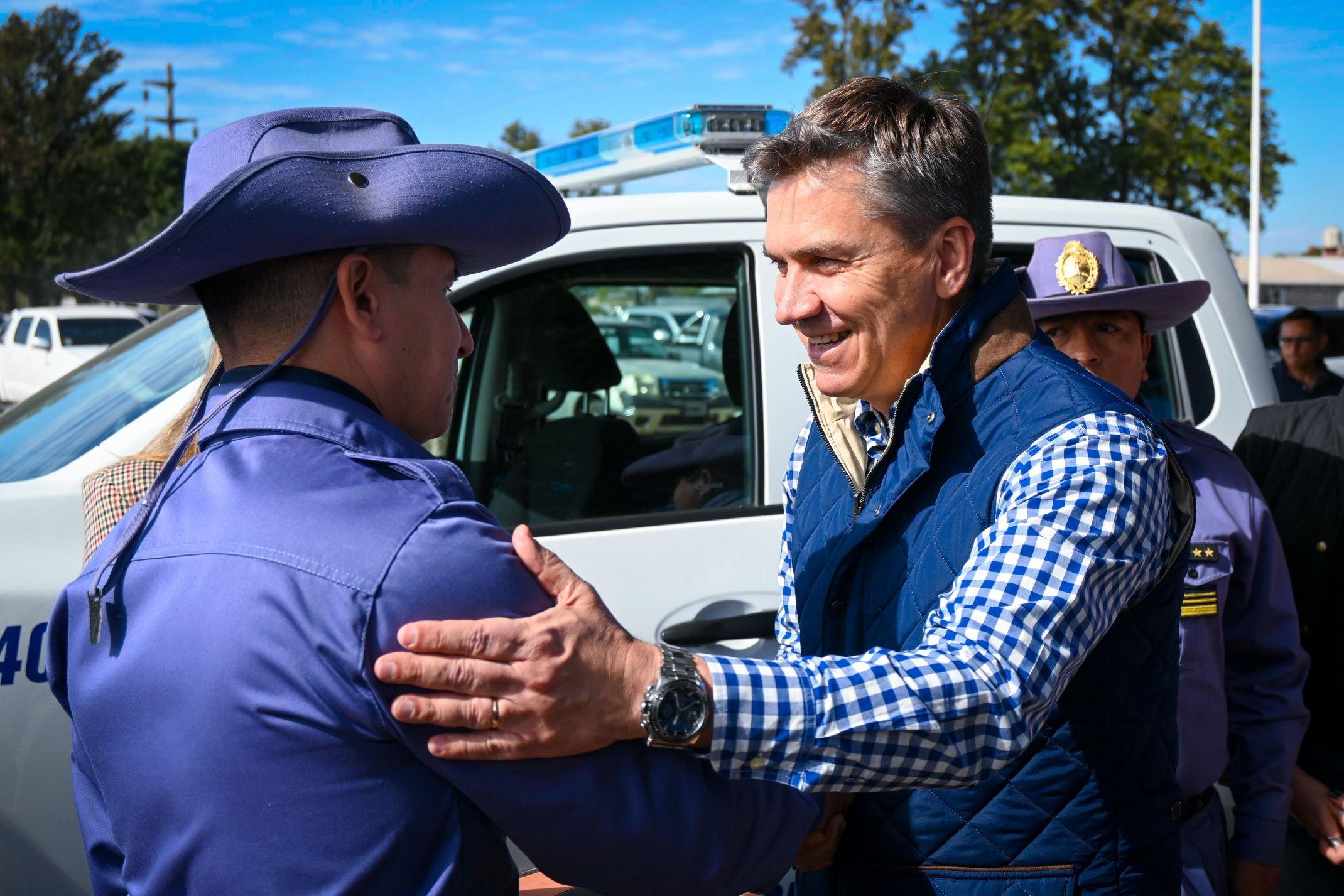 El gobernador entregó un patrullero en Presidencia de la Plaza
