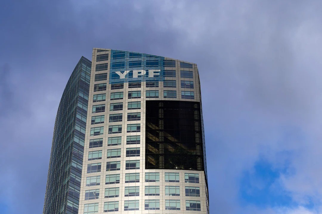 Respiro para Argentina: frenan el fallo que ordena entregar el 51% de las acciones de YPF