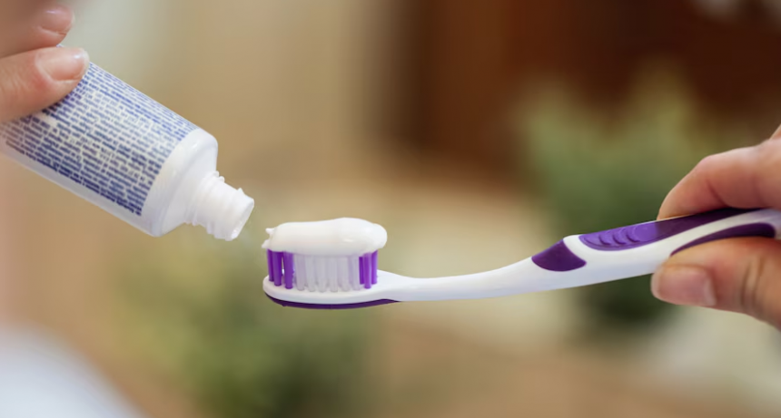 La ANMAT prohibió la comercialización de una pasta dental tras reportar efectos adversos