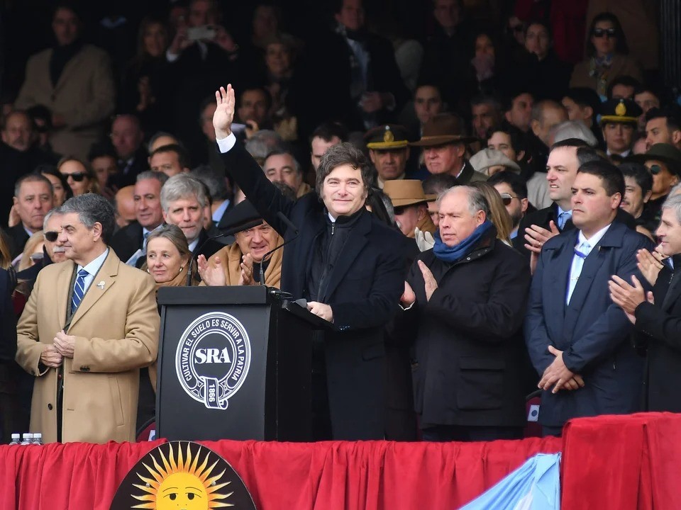 Milei anunció bajas 