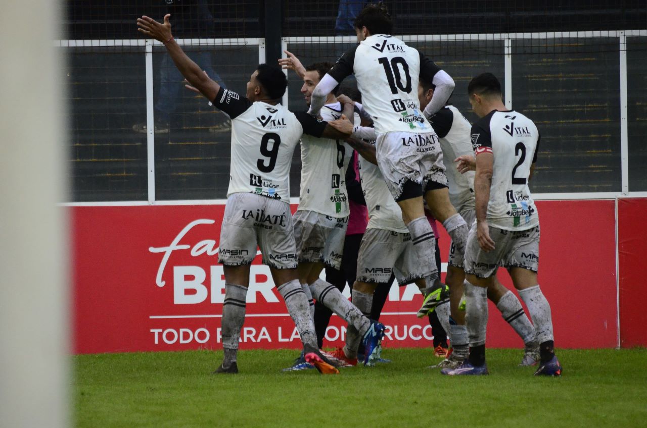 For Ever festejó su aniversario con un agónico triunfo