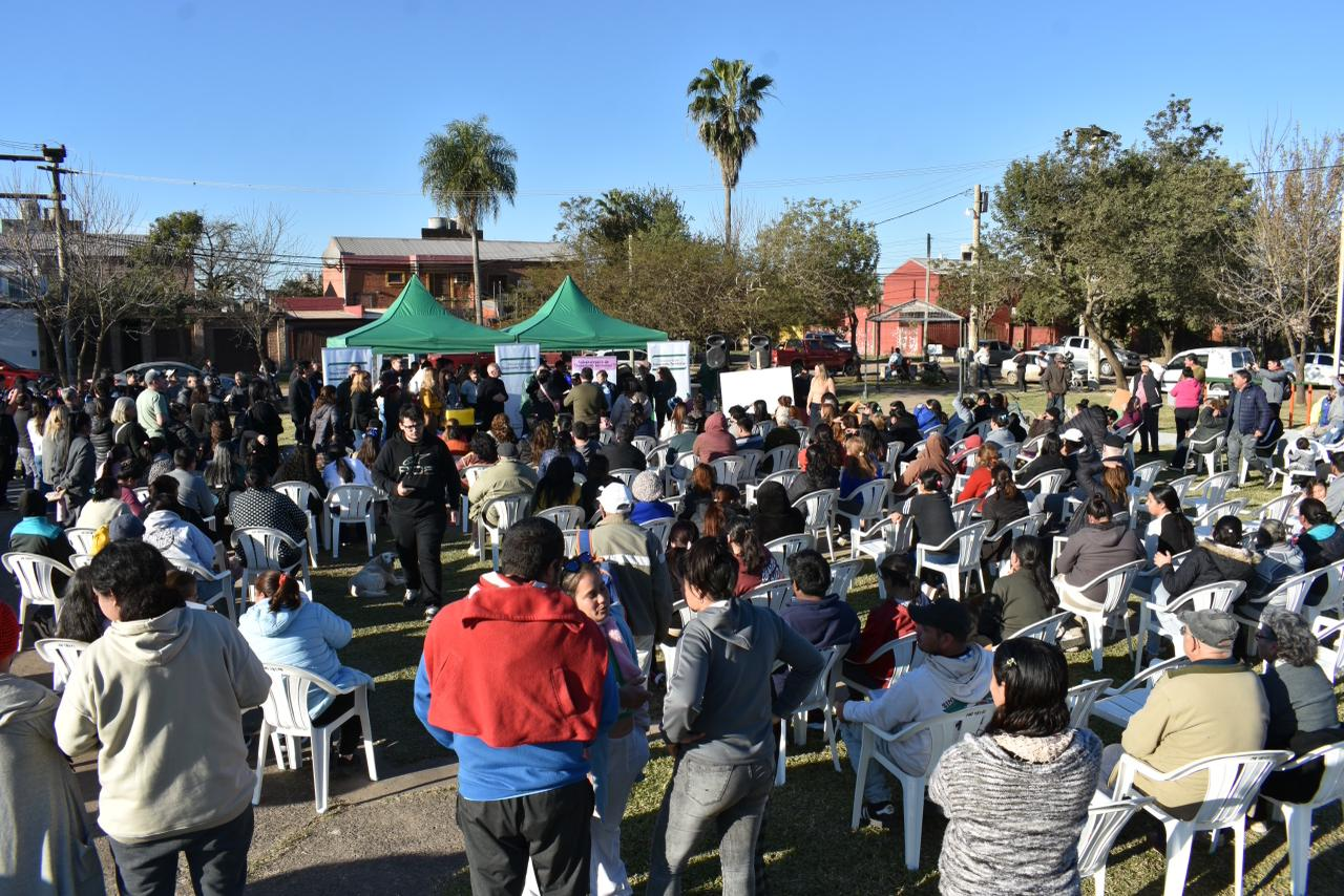 El gobierno entreg&oacute; planos de mensura a familias del Barrio Vargas 2, en Resistencia