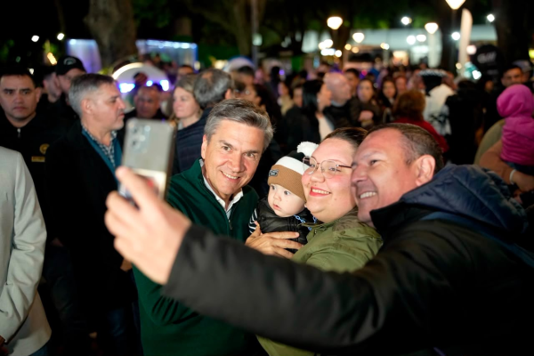 El gobernador Zdero comparti&oacute; otra noche de Bienal con emprendedores, turistas y familias