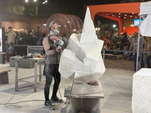 Los escultores dan los toques finales antes de la gran revelaci&oacute;n