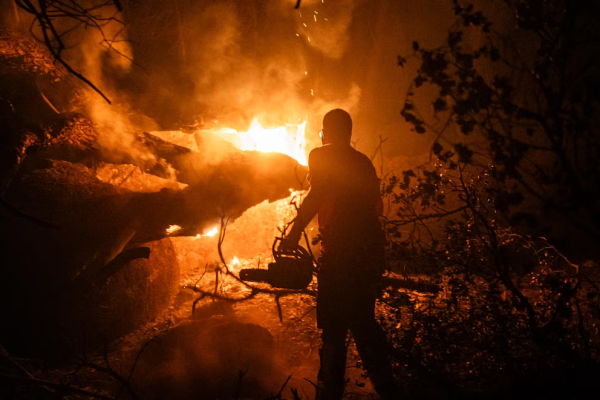 El fuego asedia Espa&ntilde;a otro verano m&aacute;s: 106.000 desalojados y m&aacute;s de 81.000 hect&aacute;reas calcinadas en el pa&iacute;s tras el incendio m&aacute;s devastador de la historia reciente