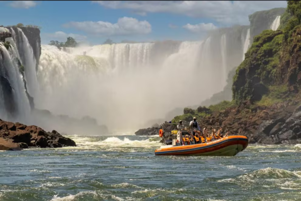 Tragedia en las Cataratas del Iguaz&uacute;: un barco con turistas volc&oacute; en el r&iacute;o y un joven neerland&eacute;s muri&oacute;