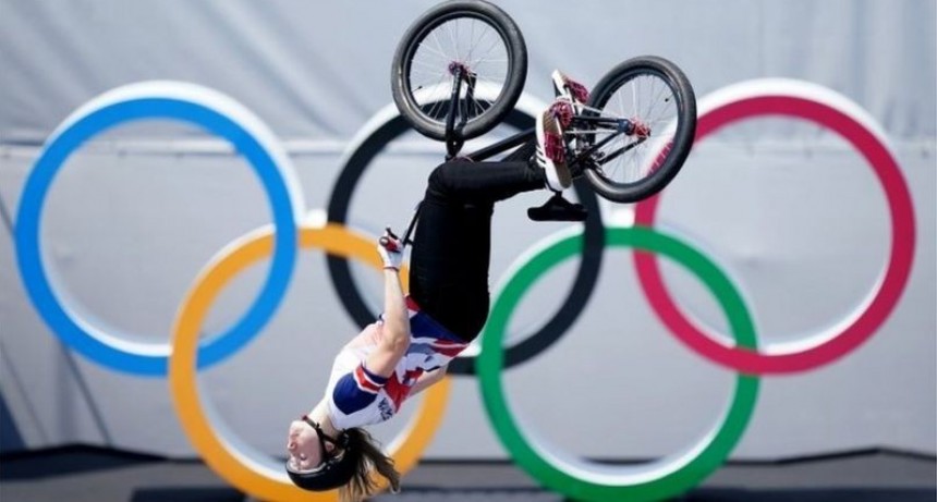 JJ.OO.: la espectacular pirueta “a ciegas” que llevó a una ciclista a ganar el oro en BMX estilo libre