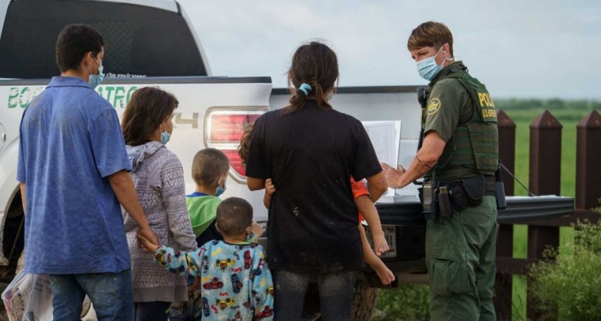 Estados Unidos amplía la expulsión de migrantes indocumentados en la frontera