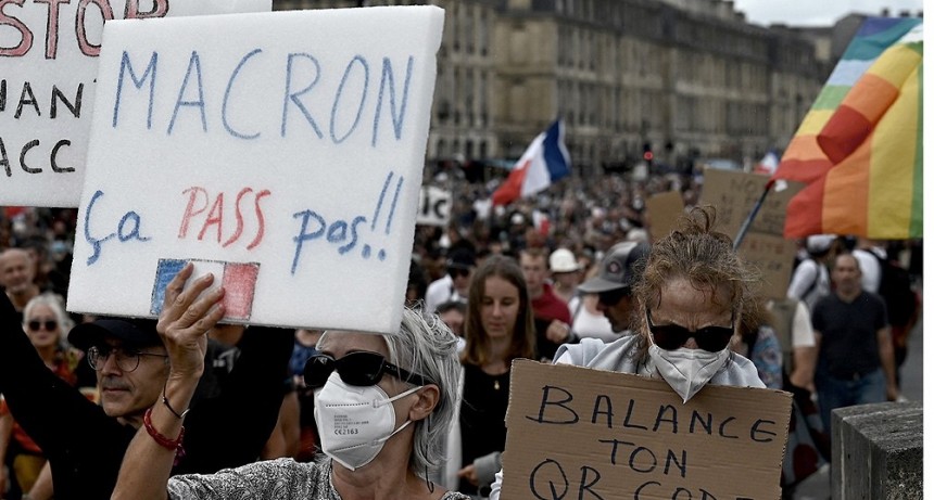 Crece el número de franceses que rechazan el pase sanitario