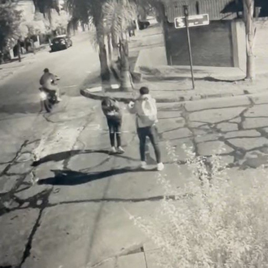  Motochorros intentaron robarle el celular a un policía