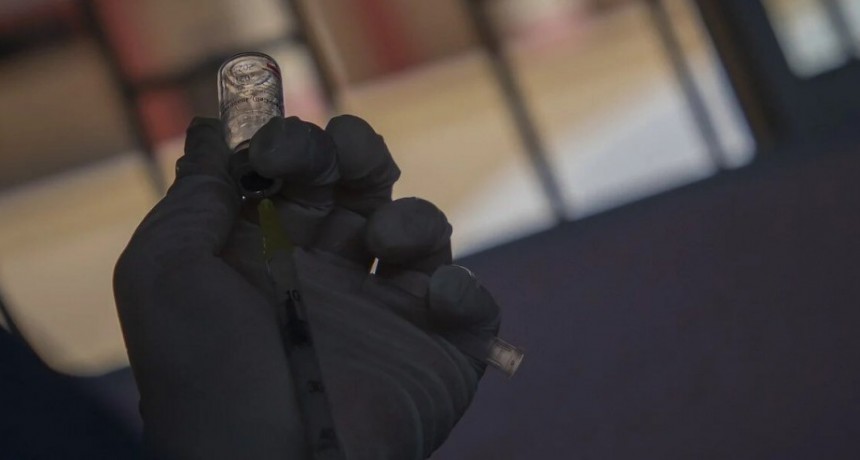 Una enfermera alemana inyectó suero en lugar de la vacuna anticovid a 8.557 personas