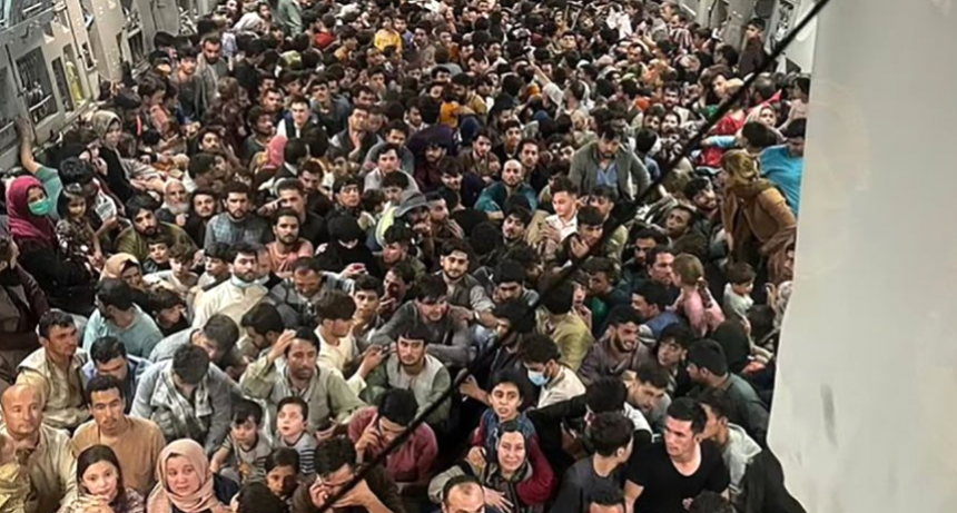 La bodega de un avión militar repleta de afganos que lograron escapar de los talibanes