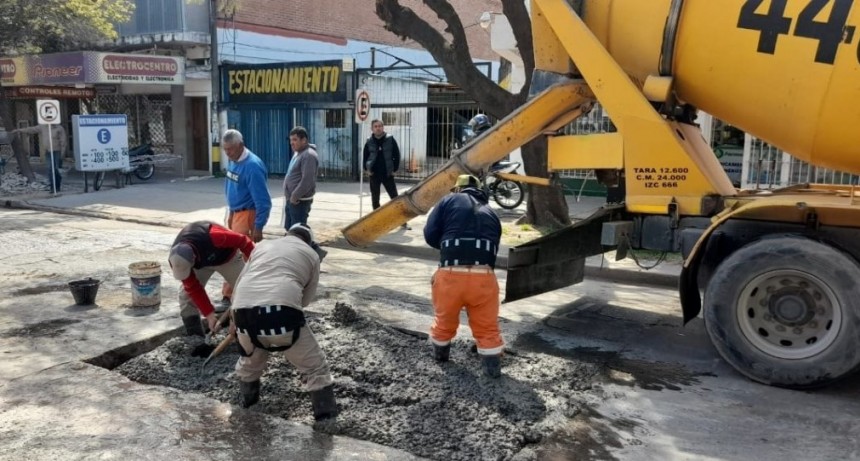 AVANZA EL BACHEO SOBRE CALLES DEL MICROCENTRO Y EN LOS BARRIOS DE RESISTENCIA 