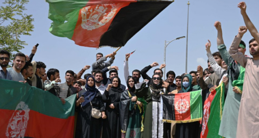 Los talibanes golpean y arrestan a civiles que defienden la bandera de Afganistán