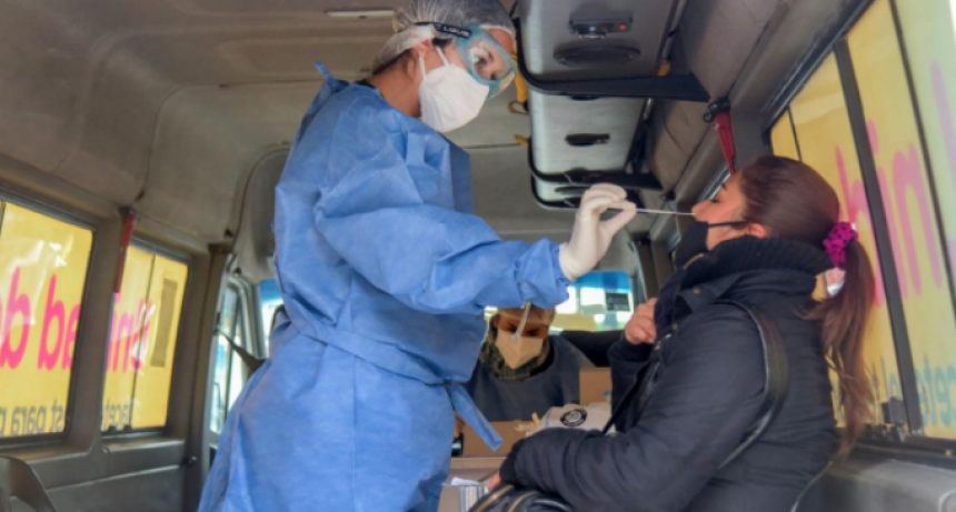 Se redujeron un 80% los casos diarios de coronavirus en el país desde el pico de mayo