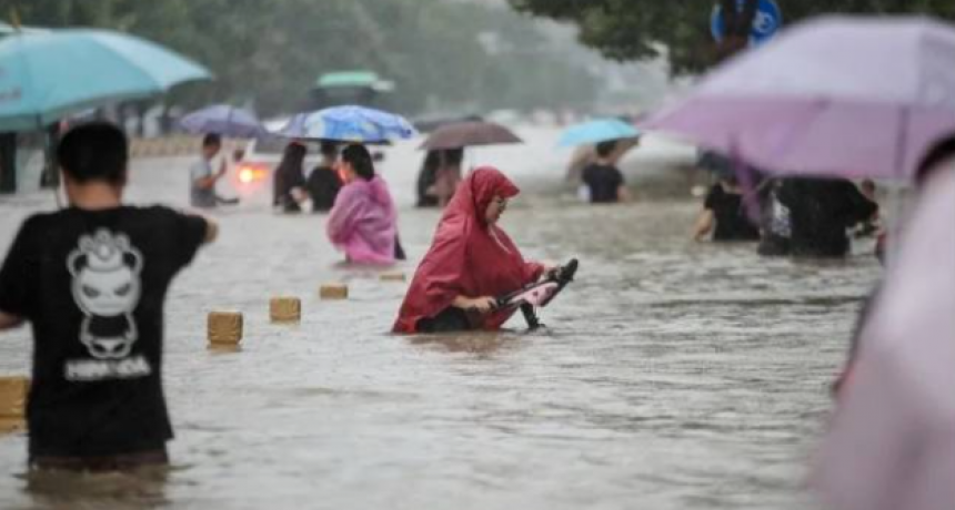 Mueren 25 personas atrapadas en el subte lleno de agua en China