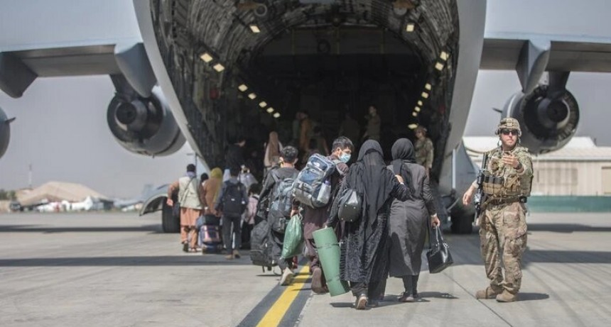EEUU acelera la evacuación de miles de personas de Afganistán mientras persiste el caos en el aeropuerto de Kabul