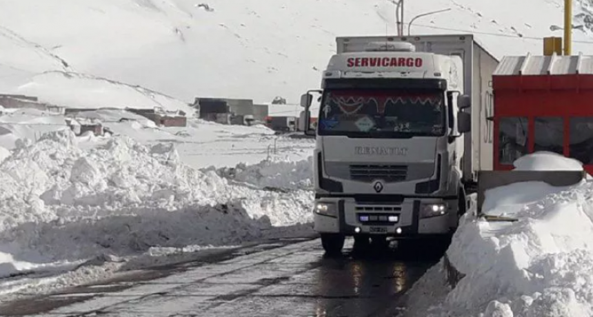 Cierran el paso en la frontera con Chile por intensas nevadas