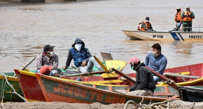 Pescadores con poca venta mientras se esperan niveles más bajos del río