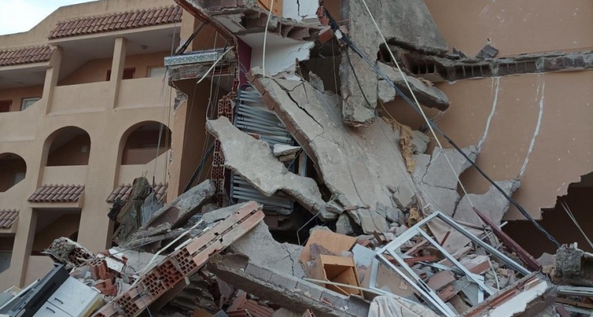 Se derrumbó un edificio en España y hay personas atrapadas