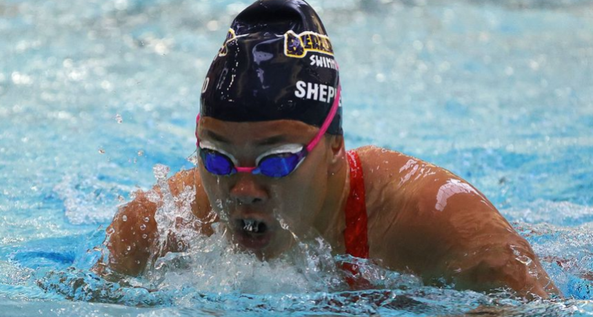 A los 14 meses, sus padres la ataron a una bomba y hoy es una nadadora que inspira