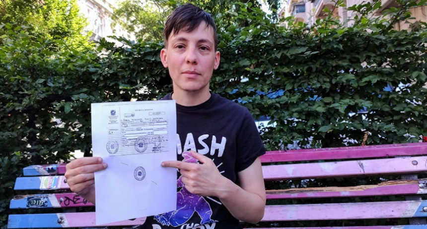 Entregan el primer DNI y pasaporte no binarios en un consulado argentino