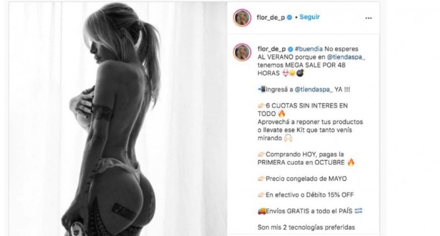 De perfil y a contra luz, Flor Peña se tapó con una mano para lucir su ropa interior