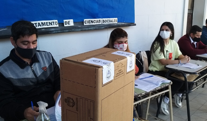 Con demoras, comenzaron los comicios provinciales en Corrientes