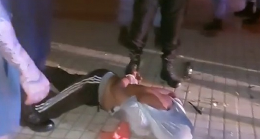 Pedía dinero afuera de un cajero, los amenazó con un arma blanca