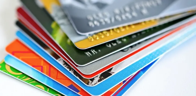 Tarjetas de crédito: desde hoy será más caro financiar los gastos tanto en pesos como en dólares