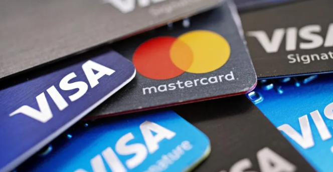 Usar tarjeta de crédito costará más: el pago mínimo se encareció y aumentó la tasa de interés