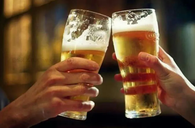 Insólita campaña: el gobierno de Japón promueve que los jóvenes consuman más alcohol