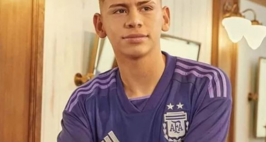 El chaqueño “Diablito” Echeverri es la imagen juvenil de la nueva camiseta suplente de Argentina