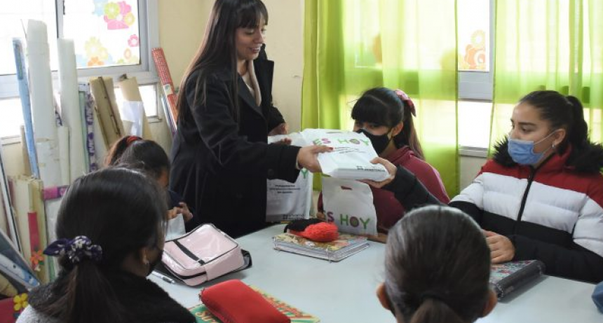 El municipio de Resistencia entregó útiles escolares a más de 700 estudiantes de la zona norte