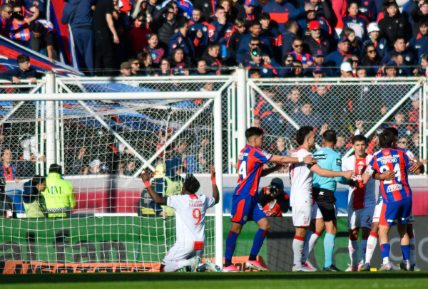 Hurac&aacute;n venci&oacute; 2-0 a San Lorenzo en el cl&aacute;sico y rompi&oacute; una racha adversa de 25 a&ntilde;os en el Nuevo Gas&oacute;metro
