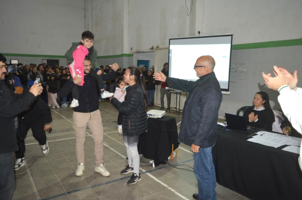 Puerto Tirol: 25 familias accedieron a su vivienda mediante un sorteo p&uacute;blico y transparente