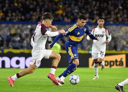 En su regreso a La Bombonera, Boca Juniors venci&oacute; 1-0 a Lan&uacute;s en la &uacute;ltima jugada del partido y se meti&oacute; en zona de playoffs