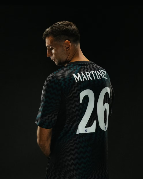 Dibu Mart&iacute;nez fue presentado como jugador del Chelsea: la frase sobre su forma de vivir el f&uacute;tbol que enloqueci&oacute; a los fan&aacute;ticos