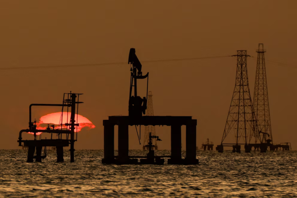 El petr&oacute;leo se dispara por la escalada entre Estados Unidos e Ir&aacute;n y la incertidumbre sobre la reapertura de Ormuz
