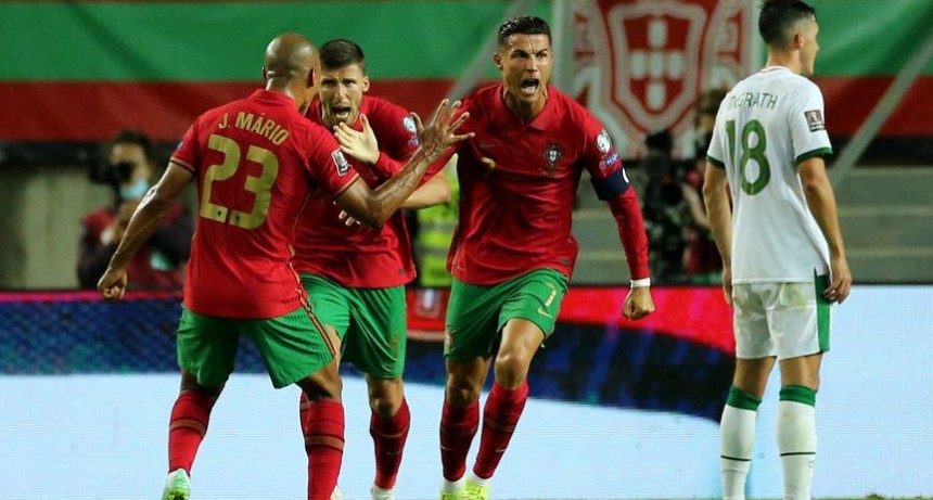 Cristiano Ronaldo erró un penal, pero logró un doblete en el final de Portugal - Irlanda y quebró el récord mundial de goles en selecciones