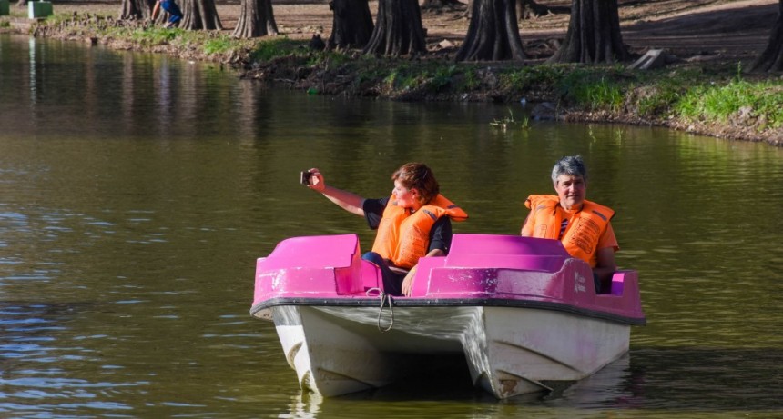 Se inaugura el paseo de bicibotes gratuito en Laguna Argüello 