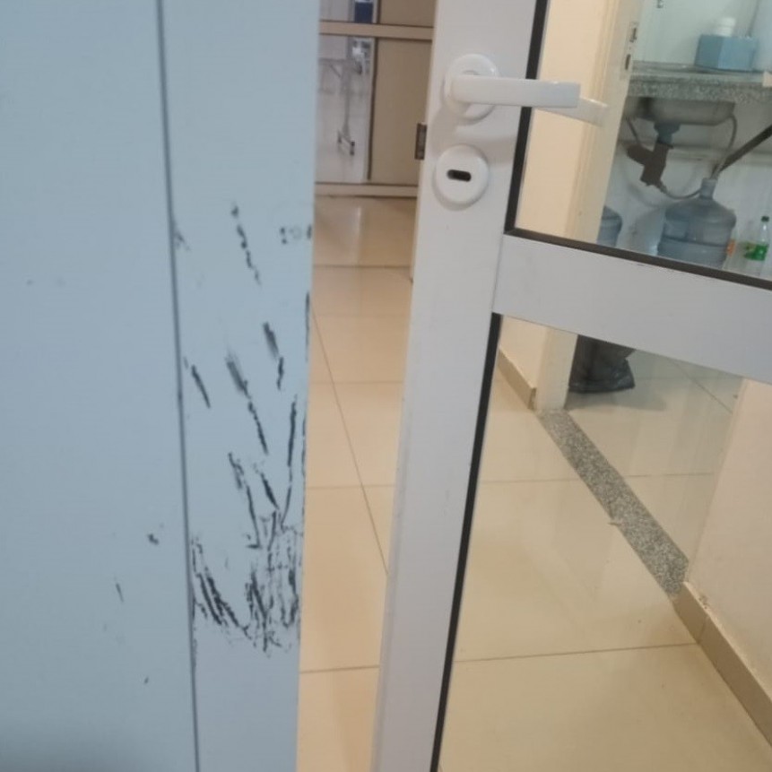 Forzó la puerta de la sala de internación para abrazar a un familiar con COVID-19