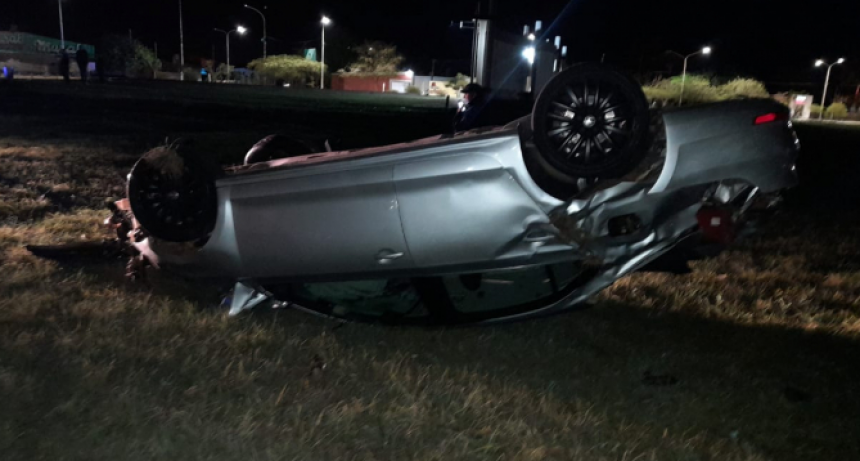 Realizó una mala maniobra con su auto, perdió el control y volcó