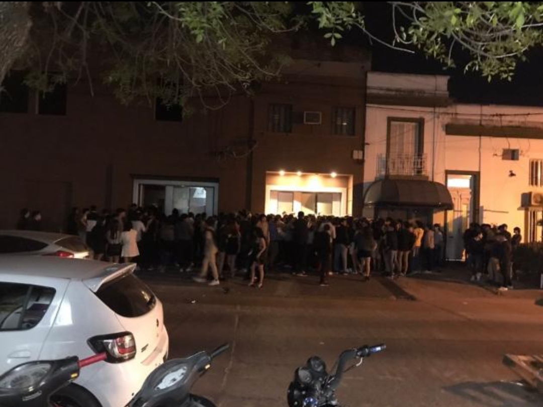 Esperaban ingresar a un boliche céntrico y comenzaron a golpearse