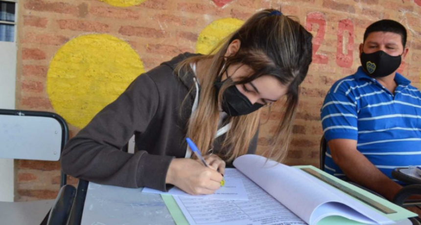 Marilyn, la fiscal de mesa más joven del país con sólo 15 años